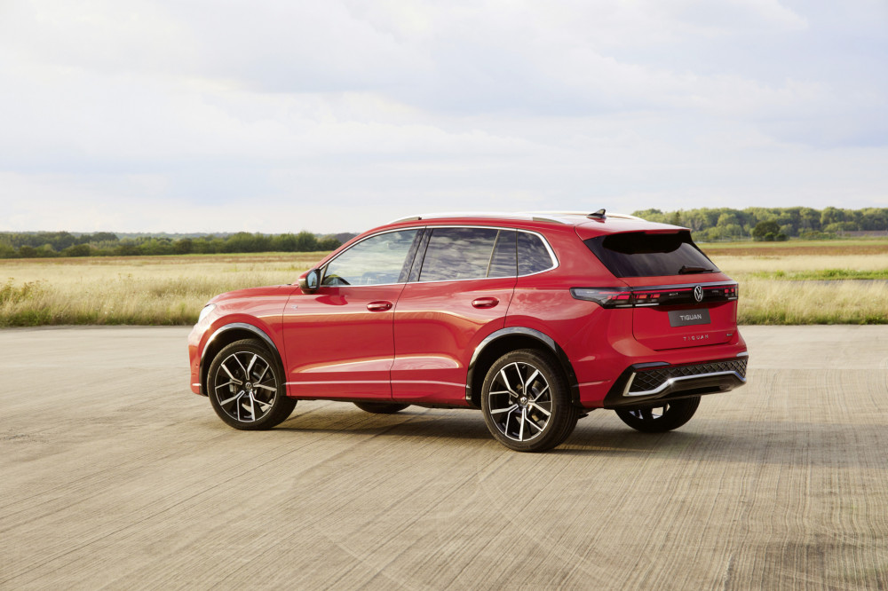 Volkswagen Tiguan R-Line persimmon red